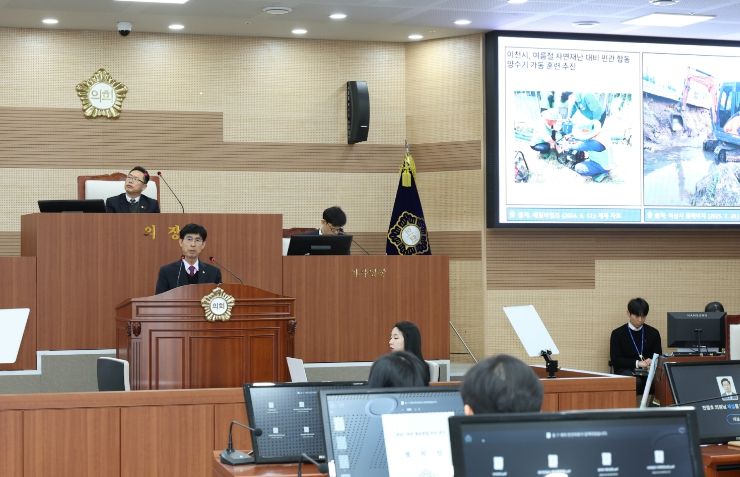 아산시의회 홍순철 의원이 5분 자유발언을 하고 있다.