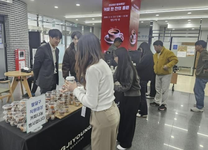 수원청년상인회, 수원시 팔달구 공직자들에 따뜻한 커피 전하며 감사의 마음 건네