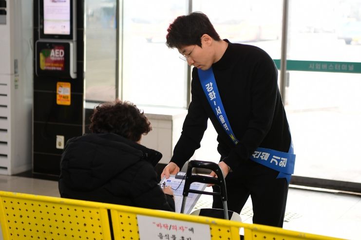 강화군, 강화터미널서 서울역 직행 M버스 유치 서명운동 전개… 참여 열기 가득