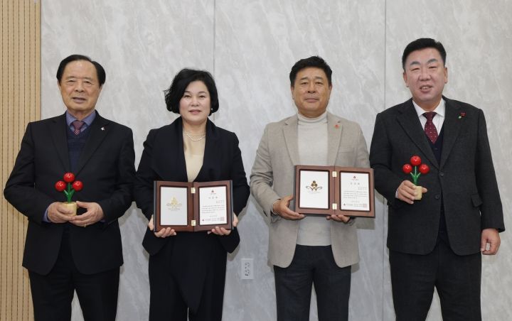 진심 담은 나눔 잇고파” 청주시에 기탁·아너 가입 잇따라(오른쪽부터 이범석 청주시장, 정진옥 M15X 대표, 강민주 강민주의 들밥 대표, 이민성 충북사회복지공동모금회 회장)