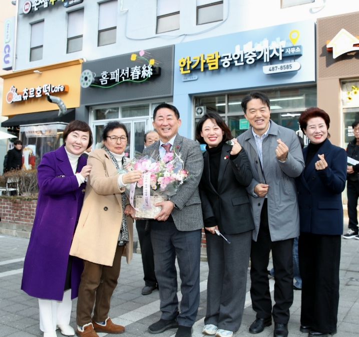 대전 서구는 탄방동 한가람상가 간판개선사업 준공식을 개최했다