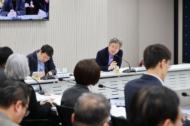 정용래 유성구청장이 6일 열린 주요업무계획 보고회에서 강조 사항을 전달하고 있다.