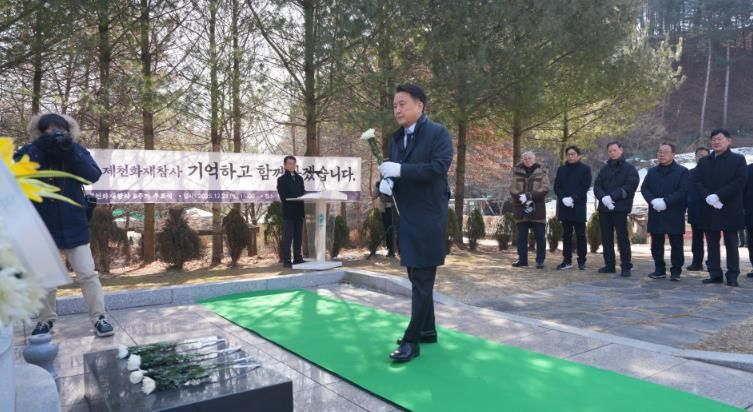 추모비 참배 현장 사진