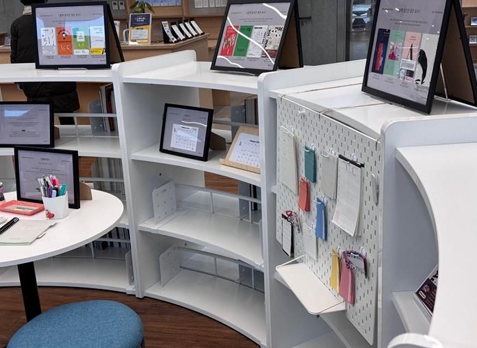 파주시 광탄도서관, 도서와 소품의 이색 만남 '북앤띵스' 전시 운영