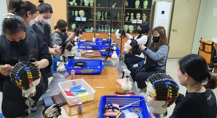 화천군이 다양한 자격증 과정을 포함한 성인평생학습강좌를 내달부터 운영한다. 사진은 미용 국가자격증 교육과정