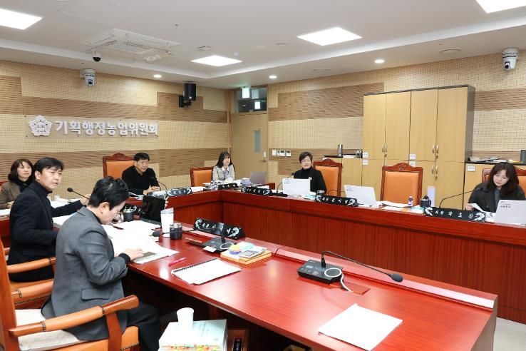 제264회 임시회 주요업무계획보고에서 기획행정농업위원회가 늦은 시각까지 업무보고를 이어갔다