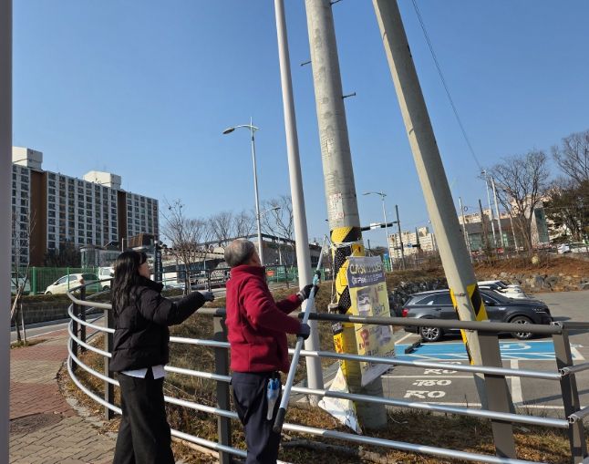 충남 계룡시가 다가오는 설 명절을 맞아 도시환경 개선을 위해 보수하고있다