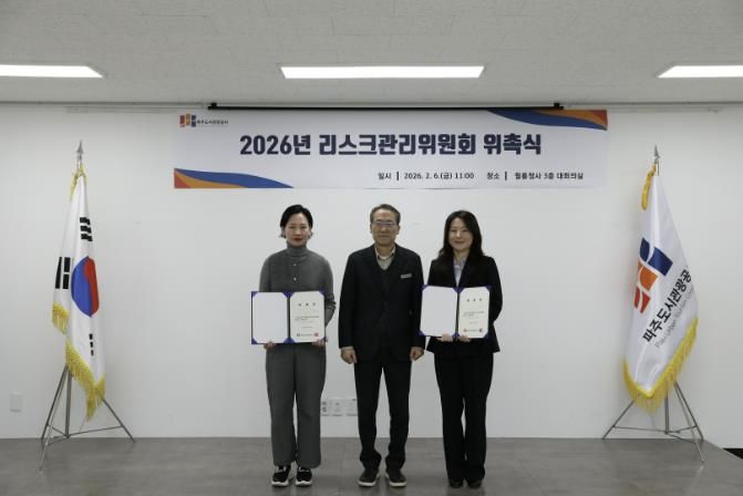 (왼쪽부터)김호경 위원, 조동칠 사장, 이지희 위원