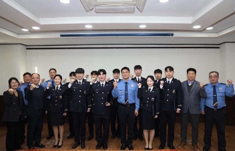 책임감 안고 첫발.. 완도해경, 신임 경찰관 12명 배치
