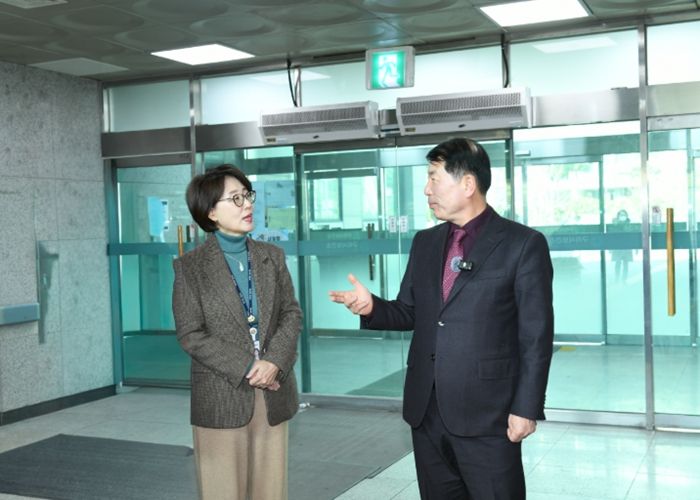 구리시 보건소장에게 대상포진 무료 예방접종 현황에 대해 보고받는 백경현 구리시장