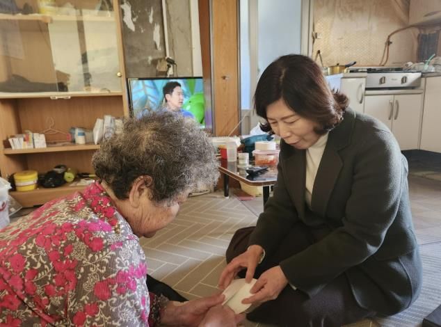 김은경 영인면장이 설 명절을 맞아 관내 보훈대상자 가정을 방문해 위문품을 전달하고 있다.