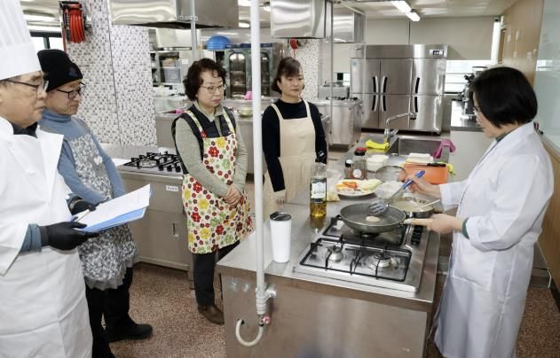 교육문화센터에서 바리스타 강의를 진행중인 모습