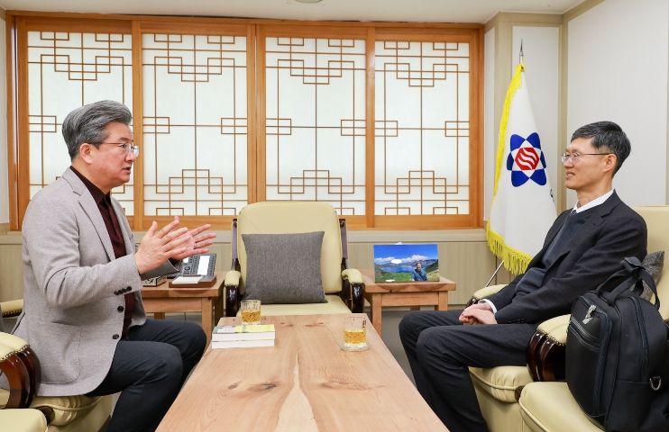 문형배 교수와 정용래 유성구청장이 환담하고 있다.