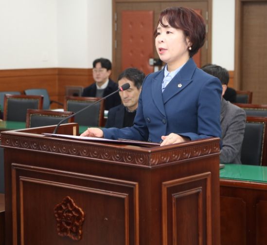 남양주시의회 317회 임시회 자치행정위원회에서 정현미 의원이 조례안 제안설명을 하고 있다.