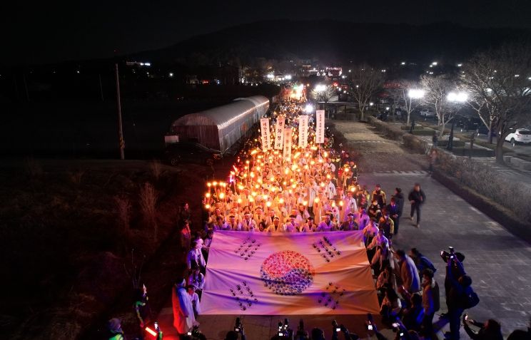 1. 지난해 열린 106주년 아우내봉화제에서 시민들이 횃불행진을 하고 있다.