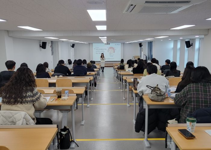 복지 담당 공무원들이 역량 강화교육을 받고 있다