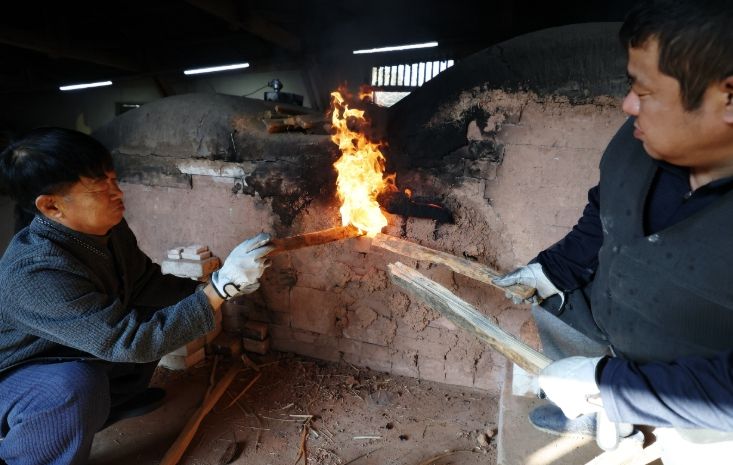 강진군 화목가마에 불 지피는 도공