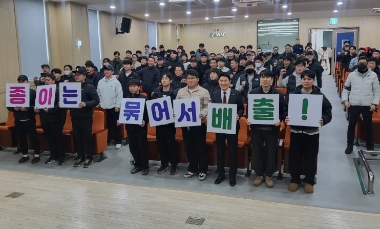 지난 11일 순천시 환경미화원들이 올바른 분리배출을 알리기 위해 ‘종이는 묶어서 배출!’ 퍼포먼스를 진행했다.