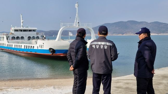 중부해경청장(중앙)이 삼목선착장에서 도선의 안전운항을 당부하고 있다.