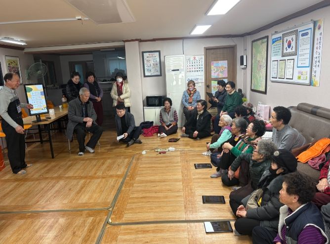 금산군 어르신 디지털 역량 강화 경로당 키오스크 교육