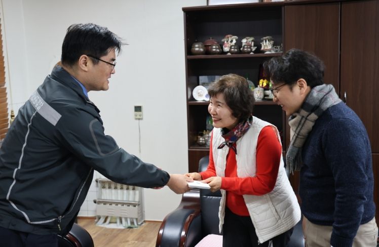 위문금 전달 중인 완도해경서장의 모습