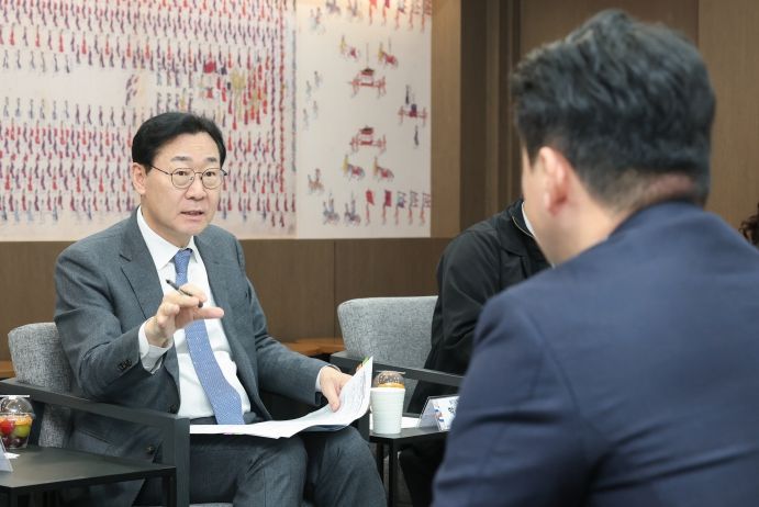 정명근 화성특례시장이 13일 시가 주최한 '생리용품 부담 완화를 위한 소통 간담회'에서 '(가칭) 코리요 생리대' 추진 취지에 대해 설명하고 있다.