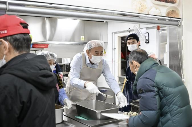 동두천시장, 노인복지관 찾아 배식 봉사 실천