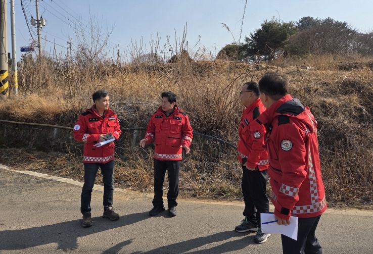 고흥군, 설 연휴 산불 예방 현장 점검 (3) - 공영민 고흥군수가 지난 18일 산불 발생 위험이 높은 산림 연접지를 찾아 현장 근무자들과 함께 취약 요인을 점검하고 있다.