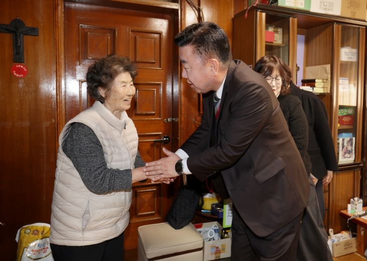 이범석 청주시장, 3·1절 앞두고 독립유공자 유족 위문. 사진(왼쪽부터 고 진공필 애국지사의 손자 김모 씨, 이범석 청주시장)