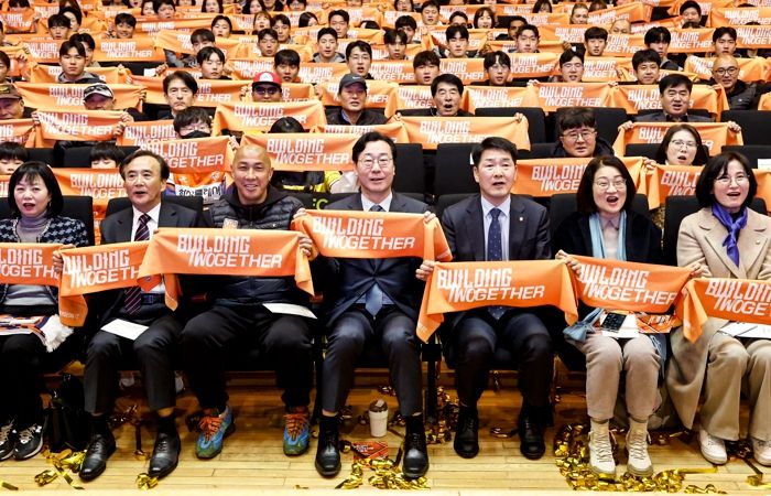 정명근 화성특례시장(가운데)과 차두리 감독(가운데 왼쪽), 시민들이 함께 화성Fc의 새 시즌을 응원하고 있다