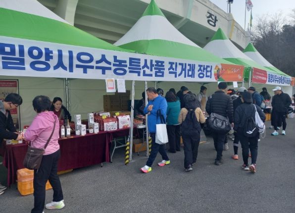 - 제22회 밀양아리랑마라톤대회 방문객과 시민들을 대상으로 청렴 홍보 부스를 운영하고 있다.