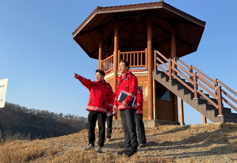 이정곤 부시장이 춘복산 산불감시초소를 방문해 산불 대응태세를 점검하고 있다.