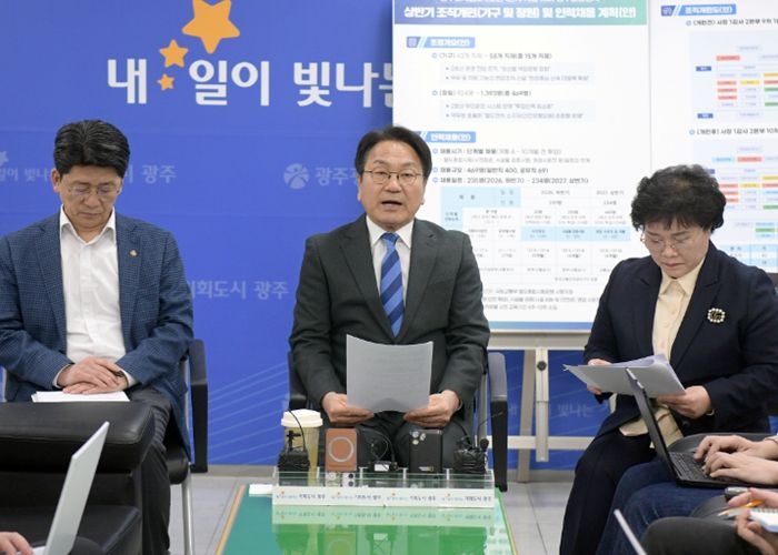 강기정 광주광역시장이 24일 시청 기자실에서 기자들을 만나 도시철도 2호선 개통에 대비한 역대 최대규모 신규 인력 채용계획을 설명하고 있다. /광주광역시 제공