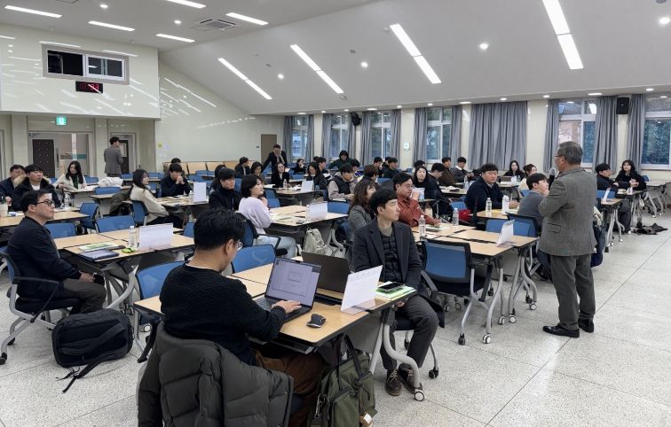 2월 24일 전라남도교육청교육연수원에서 열린 ‘2026. 초등 2030교실 연찬회’에서 교원들이 길라잡이 안내를 듣고 있다.