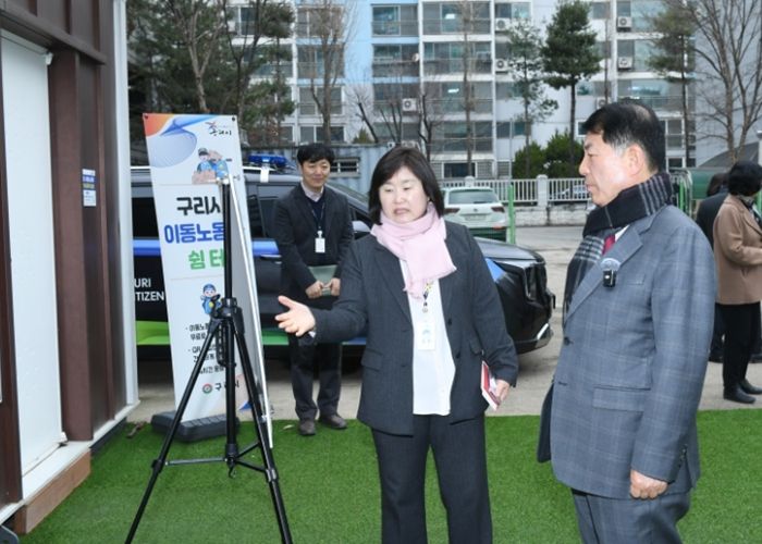 이동노동자 쉼터 운영 현황에 대해 보고받는 백경현 구리시장