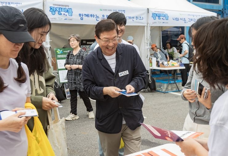 광진구 청년정책홍보전에 참석한 김경호 광진구청장