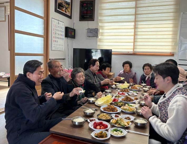 강진군 성전면 장등경로당 고기밥상데이 운영 모습.