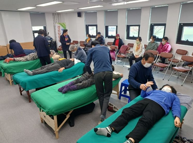 곡성군 어르신들이 전통활법 프로그램에 참여하고 있는 모습