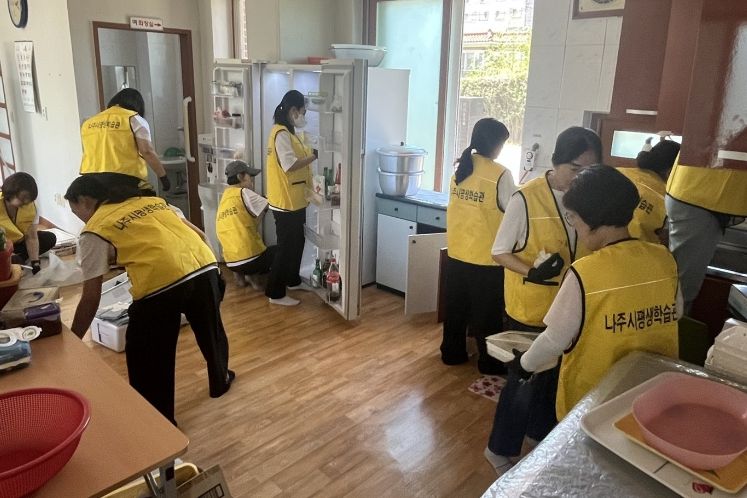 평생교육 수료자들이 배운 내용을 토대로 지역사회에 환원하는 봉사활동을 실시하고 있다.