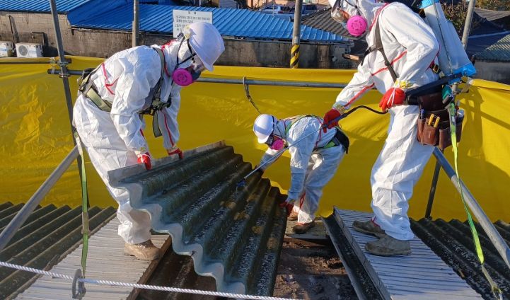 슬레이트 철거 공사가 진행중인 모습.