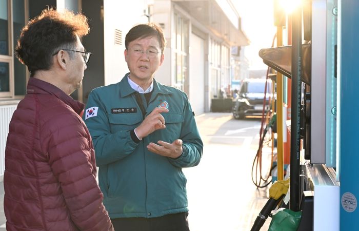 이민근 안산시장이 13일 신길동 서안산IC주유소를 방문해 주유소 관계자와 유가 동향을 점검하고 있다.