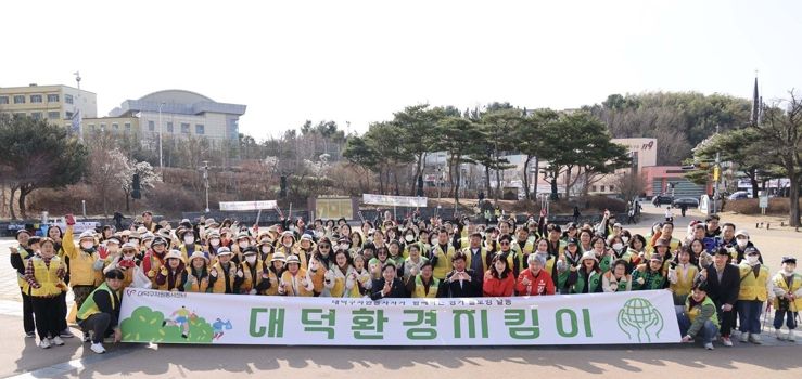 최충규 대덕구청장과 박재용 (사)대덕구자원봉사센터 이사장, 대덕구자원봉사센터 봉사자들이 14일 송촌동 동춘당공원과 송촌시장 음식문화거리 일대에서 자원봉사활동을 마친 후 기념 촬영을 하고 있다.