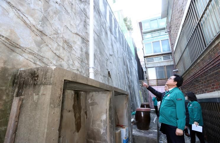 박일하 동작구청장이 13일, 동작구 사당동 한 주택가에서 해빙기를 맞아 노후 옹벽·석축 등 안전사고 예방을 위한 현장 점검을 하고 있다