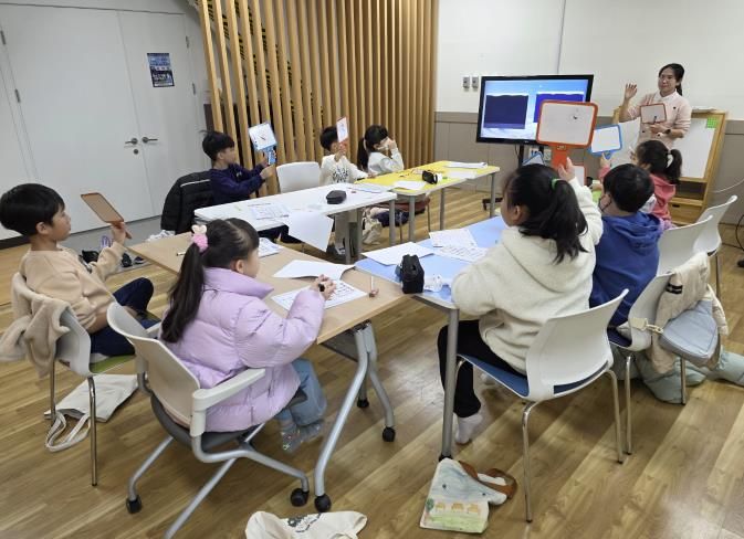 구리시가족센터에서 다양한가족 아동들이 베트남어 이중언어 교육 프로그램에 참여하고 있다.