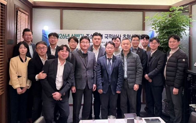 인천항만공사 상해대표부와 중국 주재 국적선사 법인장들이 설명회를 마치고 기념촬영을 하고 있다