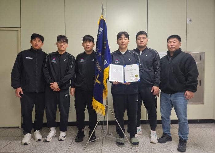 용인특례시 직장운동경기부 유도팀은 ‘2026년 회장기 전국 유도대회’에서 단체전 금메달과 개인전 동메달을 획득했다. 왼쪽부터 홍석웅·박희원·김유철·송민기·황민호 선수, 김혁 감독