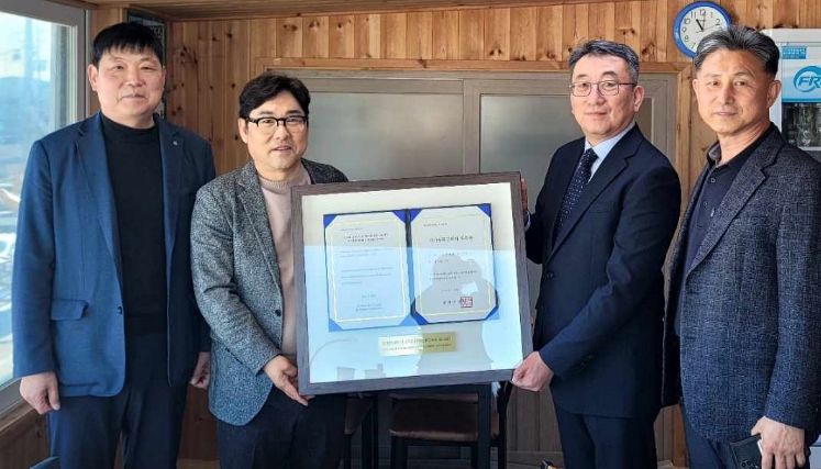 강원특별자치도 손형욱 토지과장이 전철수 고성군부군수에게 국가등록문화유산 등록증을 전달하는 모습