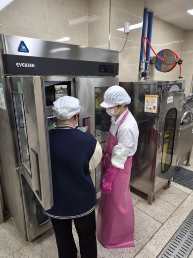 용인특례시 처인구가 신학기를 앞두고 식품관련 업소의 위생점검을 진행했다.
