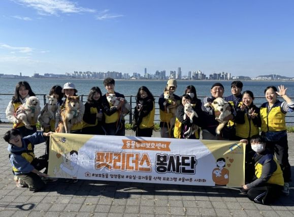 2025년 시범사업으로 추진한 ‘펫리더스 봉사단’이 한울공원 일대에서 반려동물과 산책하며 쓰레기를 줍는 플로깅(Plogging) 봉사 활동을 진행하고 있다