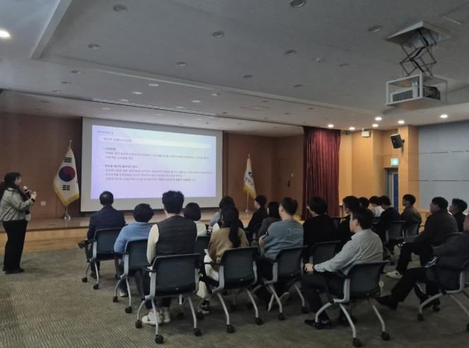 지난 23일, 재정의 날을 맞아 6급 중간관리자들을 대상으로 교육을 진행하고 있다.